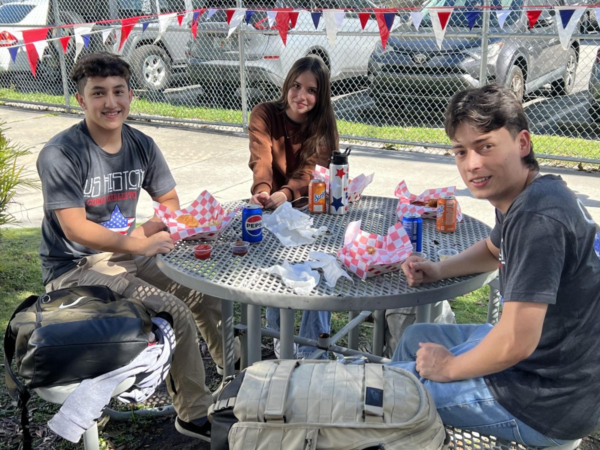 After hearing the speeches from Mrs. D’Alemberte, Mr. Diaz and from principal Mr. Ullivarri, students headed on over to grab a bite from the food truck.