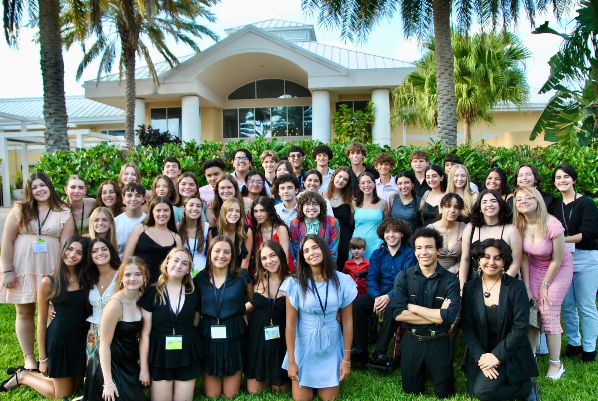 Gables+publications+gather+for+a+group+photo+right+before+heading+into+the+banquet.