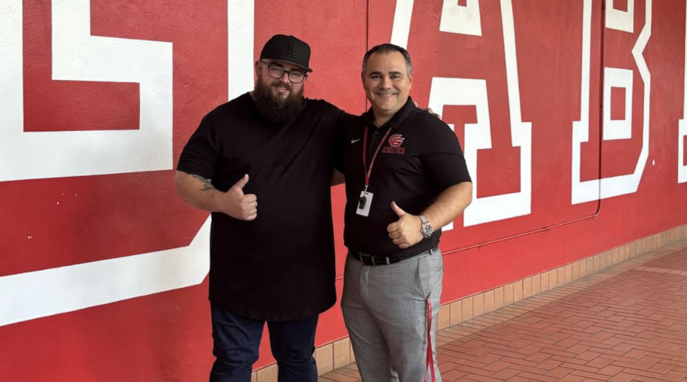 Regresando a su alma mater, el exalumno Jeff Bud pudo rememorar su tiempo en Gables. Junto con el director Balboa, Bud recorrió el campus y visitó a sus profesores.